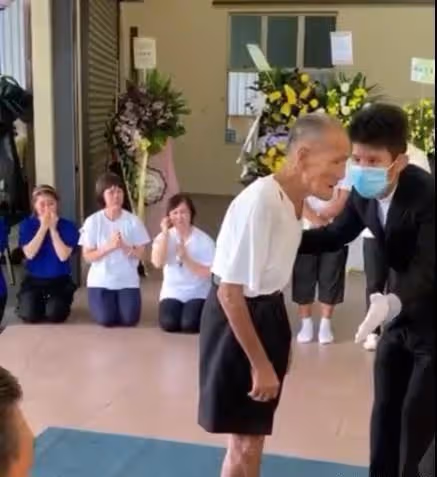 78年不捨罵一句！「阿嬤病逝」94歲阿公自備手電筒「凝望愛妻遺容」深情告白：她還是那麼美