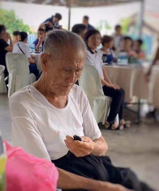 78年不捨罵一句！「阿嬤病逝」94歲阿公自備手電筒「凝望愛妻遺容」深情告白：她還是那麼美
