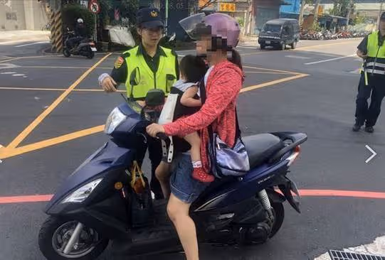 後座抱嬰被檢舉！媽媽收到罰單愣了「我有用揹帶啊」掀網友兩派論戰：「誰還敢帶孩子出門」