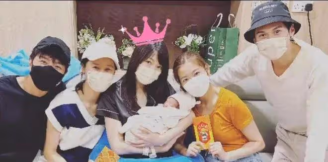 TVB長腿女神產後一周首曬全家福,雙腳腫到豬蹄,爆進產房化妝真相