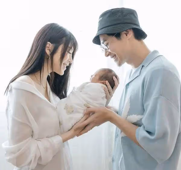TVB長腿女神產後一周首曬全家福,雙腳腫到豬蹄,爆進產房化妝真相