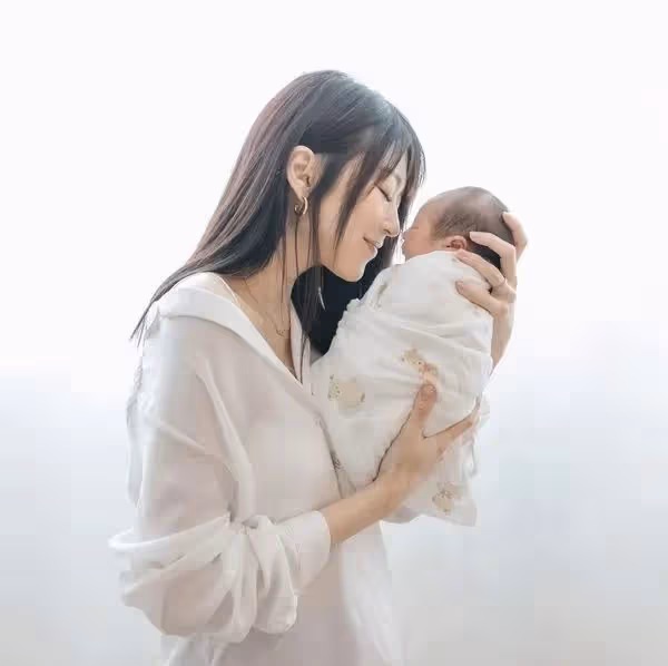 TVB長腿女神產後一周首曬全家福,雙腳腫到豬蹄,爆進產房化妝真相