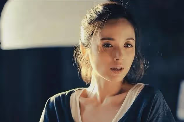 她二婚嫁給靳東,生娃後退圈做全職媽媽,如今47歲白髮太明顯!