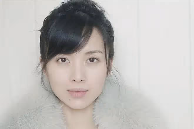她二婚嫁給靳東,生娃後退圈做全職媽媽,如今47歲白髮太明顯!