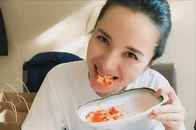她二婚嫁給靳東,生娃後退圈做全職媽媽,如今47歲白髮太明顯!