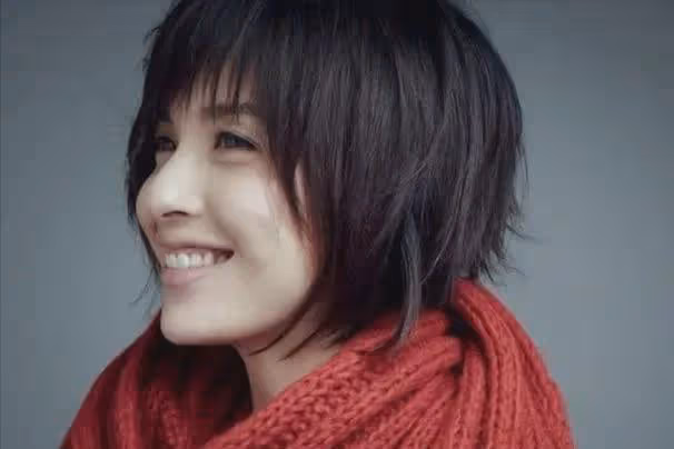 她二婚嫁給靳東,生娃後退圈做全職媽媽,如今47歲白髮太明顯!