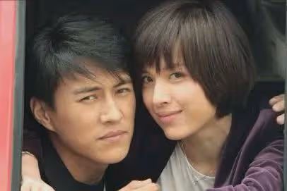 她二婚嫁給靳東,生娃後退圈做全職媽媽,如今47歲白髮太明顯!
