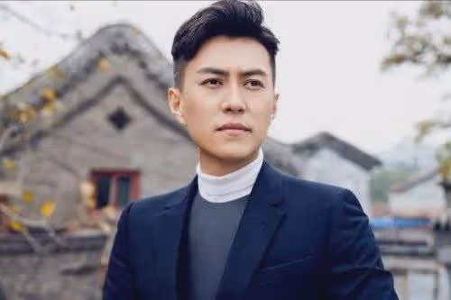 她二婚嫁給靳東,生娃後退圈做全職媽媽,如今47歲白髮太明顯!