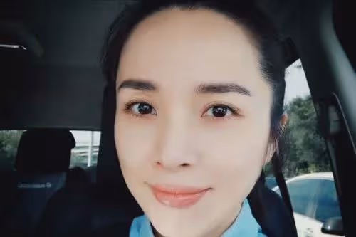 她二婚嫁給靳東,生娃後退圈做全職媽媽,如今47歲白髮太明顯!