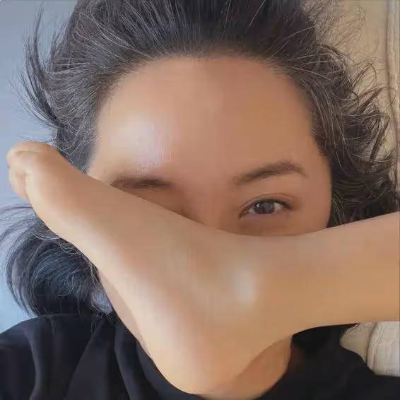 她二婚嫁給靳東,生娃後退圈做全職媽媽,如今47歲白髮太明顯!