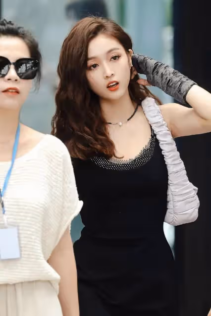 吳宣儀私服穿搭也太辣了吧！弔帶裙配波浪卷髮，熟女打扮太適合她