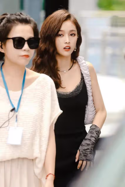 吳宣儀私服穿搭也太辣了吧！弔帶裙配波浪卷髮，熟女打扮太適合她