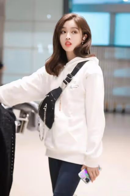吳宣儀私服穿搭也太辣了吧！弔帶裙配波浪卷髮，熟女打扮太適合她