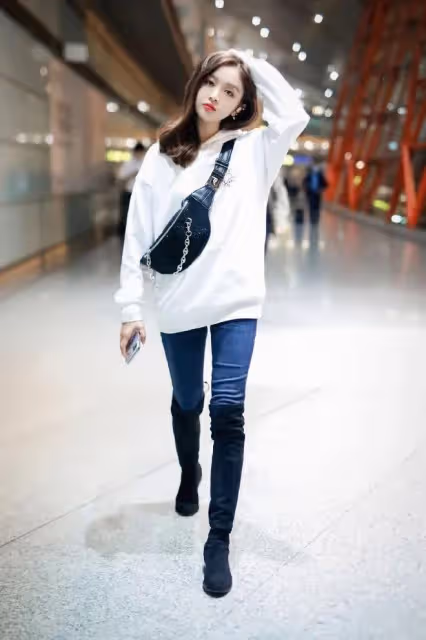 吳宣儀私服穿搭也太辣了吧！弔帶裙配波浪卷髮，熟女打扮太適合她