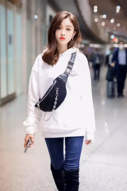 吳宣儀私服穿搭也太辣了吧！弔帶裙配波浪卷髮，熟女打扮太適合她