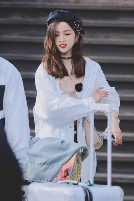 吳宣儀私服穿搭也太辣了吧！弔帶裙配波浪卷髮，熟女打扮太適合她