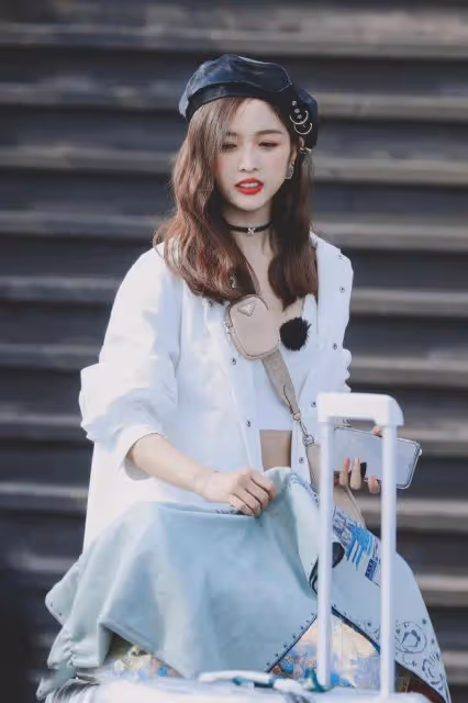 吳宣儀私服穿搭也太辣了吧！弔帶裙配波浪卷髮，熟女打扮太適合她