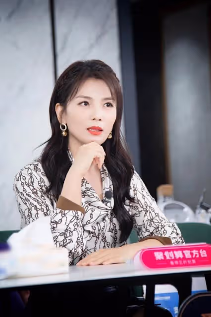 劉濤哪有一點狀態不好的感覺？看她直播照片，氣色好到像30歲