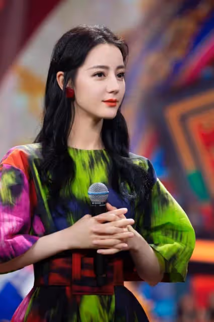 迪麗熱巴真是披塊破布都很美！穿扎染花衣服，美艷氣質一點不減