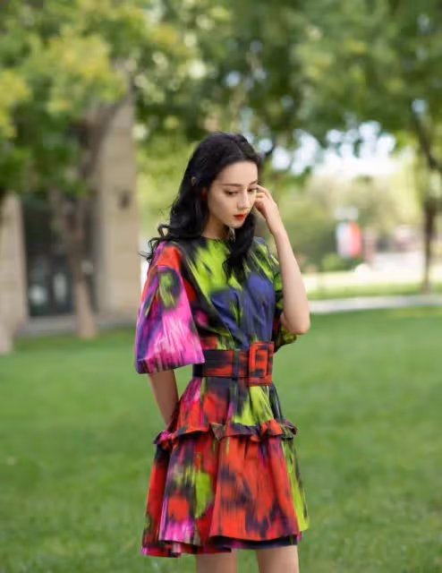 迪麗熱巴真是披塊破布都很美！穿扎染花衣服，美艷氣質一點不減