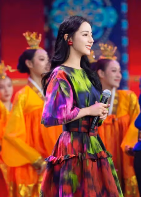 迪麗熱巴真是披塊破布都很美！穿扎染花衣服，美艷氣質一點不減