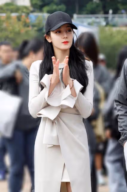 迪麗熱巴真是披塊破布都很美！穿扎染花衣服，美艷氣質一點不減