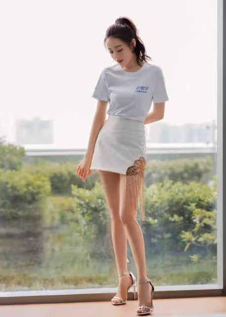 迪麗熱巴真是披塊破布都很美！穿扎染花衣服，美艷氣質一點不減