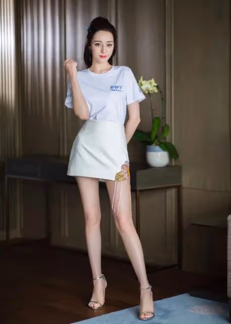 迪麗熱巴真是披塊破布都很美！穿扎染花衣服，美艷氣質一點不減