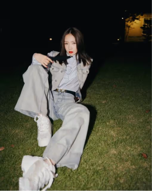 孟美岐襯衣配牛仔真的颯，一直走性感路線的她，扮起酷來真絕了