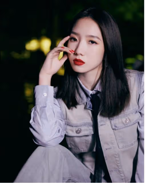 孟美岐襯衣配牛仔真的颯，一直走性感路線的她，扮起酷來真絕了