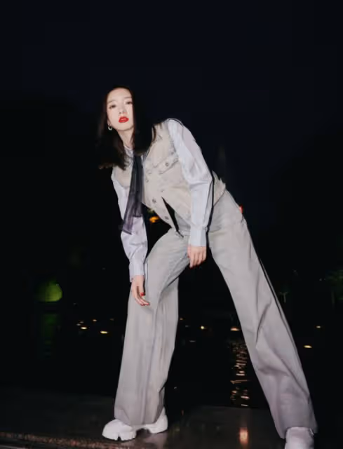 孟美岐襯衣配牛仔真的颯，一直走性感路線的她，扮起酷來真絕了