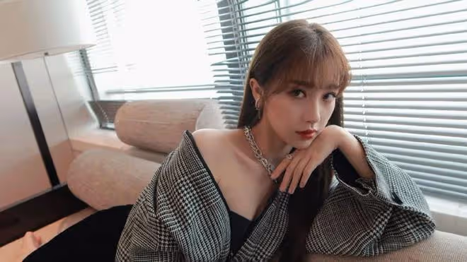 虞書欣也太敢穿了！外套披上露香肩又秀小蠻腰，別提多有女人味了