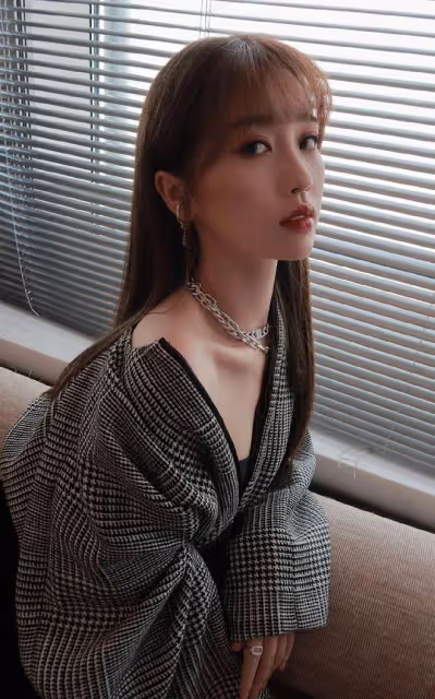 虞書欣也太敢穿了！外套披上露香肩又秀小蠻腰，別提多有女人味了
