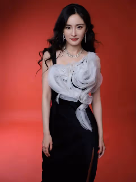 楊冪的撩人功力又升級了！穿一襲弔帶高開叉裙，忍不住盯著美腿看