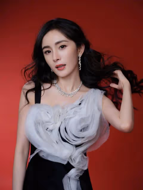 楊冪的撩人功力又升級了！穿一襲弔帶高開叉裙，忍不住盯著美腿看