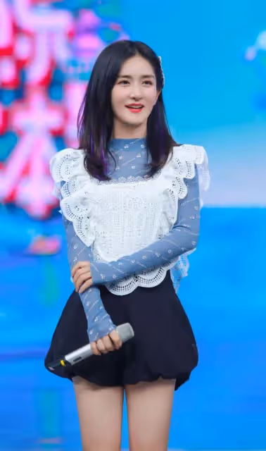 謝娜的穿衣品味真是迷！老土的碎花蓬蓬裙，她穿上意外的高級合適