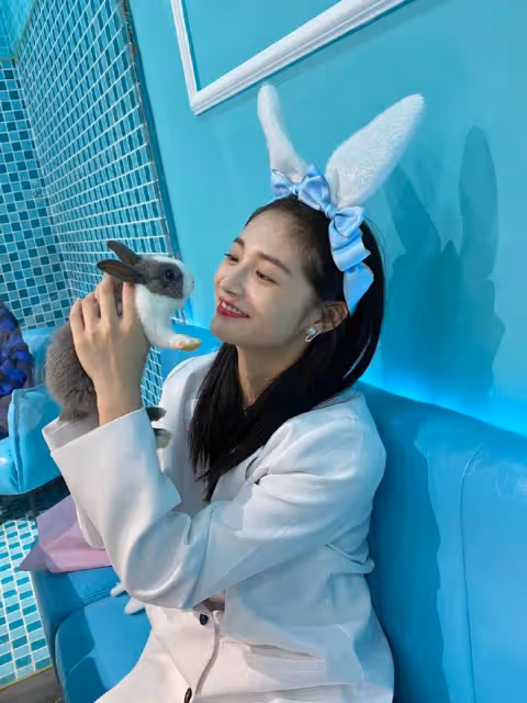 周潔瓊的嫵媚全寫在臉上了！白色西裝要露腿穿，小資情調太到位了