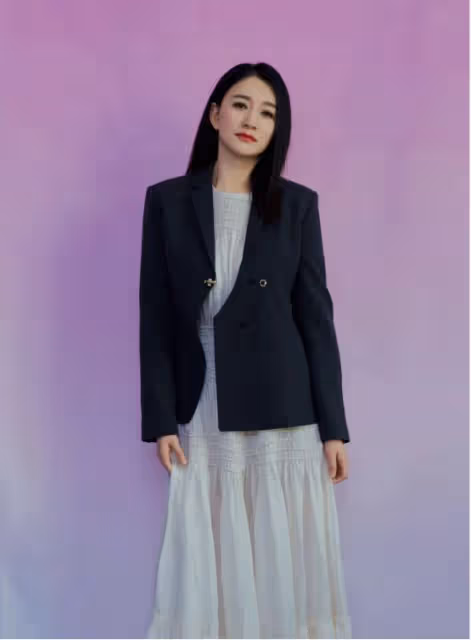 誰不希望有李小冉的「冷白皮」，簡單白裙子披件西裝，溫柔有氣質