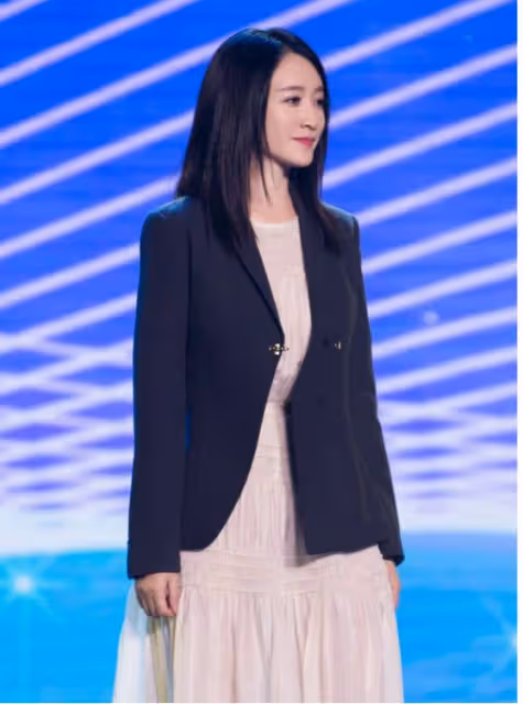 誰不希望有李小冉的「冷白皮」，簡單白裙子披件西裝，溫柔有氣質
