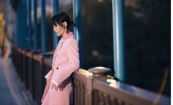 「假小子」周筆暢如此粉嫩真有點不習慣，穿櫻花粉西裝，還蠻可愛