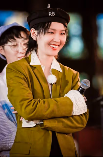 「假小子」周筆暢如此粉嫩真有點不習慣，穿櫻花粉西裝，還蠻可愛