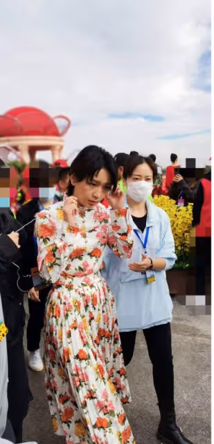「假小子」周筆暢如此粉嫩真有點不習慣，穿櫻花粉西裝，還蠻可愛