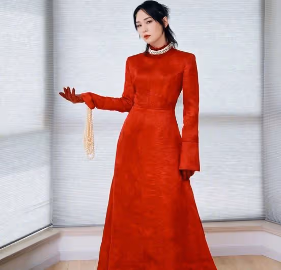 「假小子」周筆暢如此粉嫩真有點不習慣，穿櫻花粉西裝，還蠻可愛