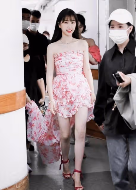 虞書欣不愧是女團門面擔當！換上抹胸花裙子，美顏盛世擋不住了