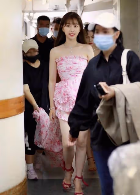 虞書欣不愧是女團門面擔當！換上抹胸花裙子，美顏盛世擋不住了