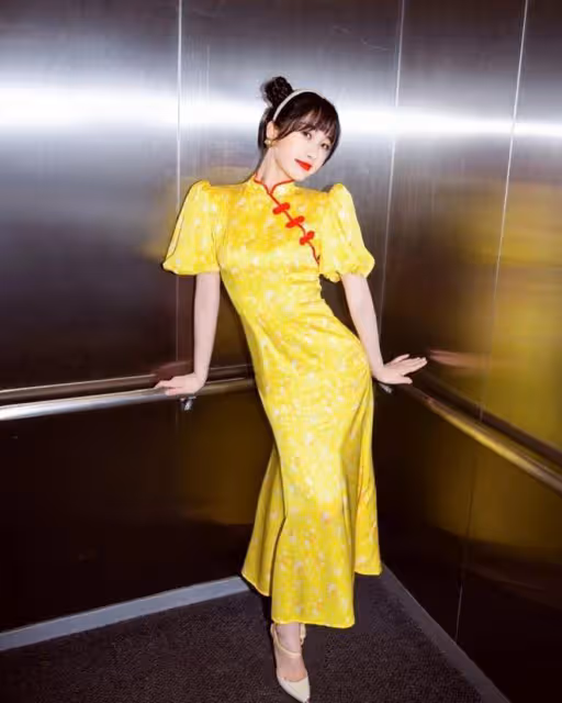 虞書欣不愧是女團門面擔當！換上抹胸花裙子，美顏盛世擋不住了