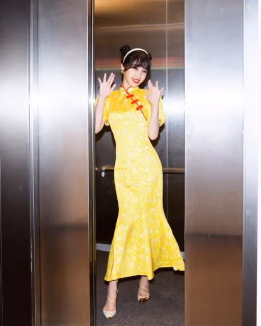 虞書欣不愧是女團門面擔當！換上抹胸花裙子，美顏盛世擋不住了