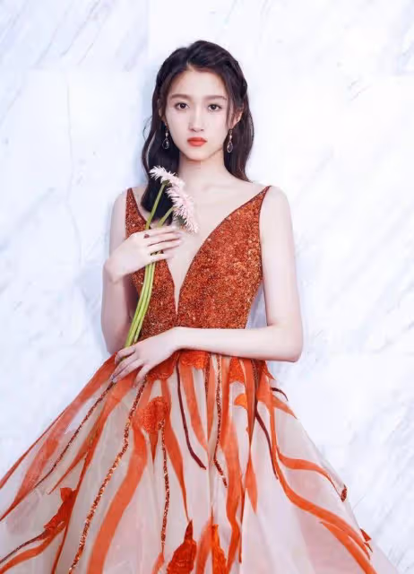關曉彤才是「人間錦鯉」吧？換上深V紗裙禮服，比仙子還要美幾分