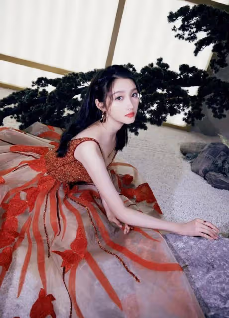 關曉彤才是「人間錦鯉」吧？換上深V紗裙禮服，比仙子還要美幾分