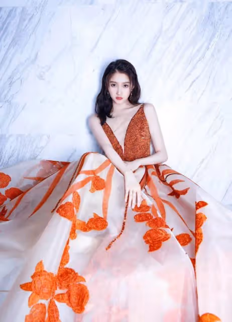 關曉彤才是「人間錦鯉」吧？換上深V紗裙禮服，比仙子還要美幾分